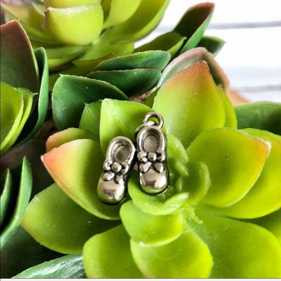 Baby Booties charm in silver NEW - Picture 1 of 5